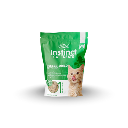 Freeze-dried beef lung cat treats pouch, green package with cat and label